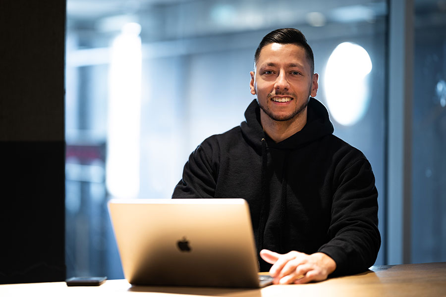 Tayfun Cirpan auf einer Bank sitzend im Fitnessstudio in München